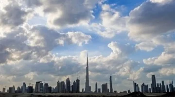 طقس الإمارات اليوم.. فرصة هطول أمطار متفرقة مع هبوب رياح خفيفة ونشاط للسحب